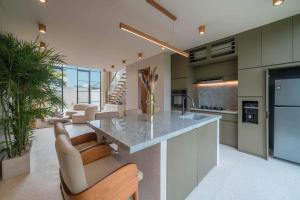 eine Küche mit einer großen Insel mit einer Arbeitsplatte in der Unterkunft Villa Vesna 7 - Contemporary 1BR Pool Villa with Rice Fields View in Canggu