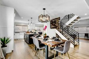 cocina y comedor con mesa y sillas en Modern and Stylish 4-bedroom Home, en Fullerton