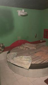 En eller flere senger på et rom på Motel Casarão