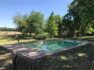 - une piscine dans une cour avec une clôture en bois dans l'établissement El Trueque Ranch, à Santa Coloma