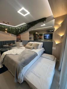 ein Schlafzimmer mit einem großen Bett in einem Zimmer in der Unterkunft Flat Super Luxo - Boa Viagem in Recife + 33 Fotos