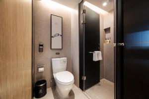 Vannituba majutusasutuses Paco Hotel Botanical Garden Metro Guangzhou-Free Shuttle Bus For Canton Fair
