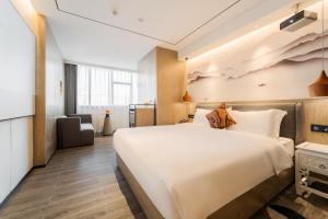 Voodi või voodid majutusasutuse Paco Hotel Botanical Garden Metro Guangzhou-Free Shuttle Bus For Canton Fair toas