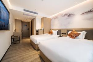 Voodi või voodid majutusasutuse Paco Hotel Botanical Garden Metro Guangzhou-Free Shuttle Bus For Canton Fair toas
