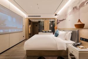 Voodi või voodid majutusasutuse Paco Hotel Botanical Garden Metro Guangzhou-Free Shuttle Bus For Canton Fair toas