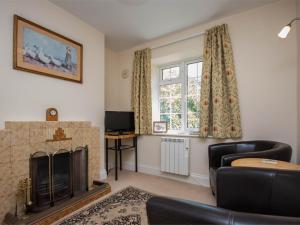 a living room with a couch and a fireplace at 3 Bed in Portesham DC181 in Portesham