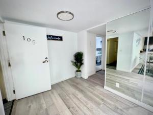 una stanza vuota con una porta e una pianta in vaso di Amazing Large 2 Bedroom West Hollywood Apartment a Los Angeles