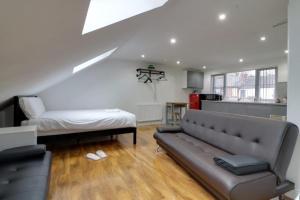 salon z kanapą i łóżkiem w obiekcie Tarleton house w mieście Stoke-on-Trent