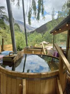 a hot tub with a view of a mountain at Fiordo B&B and Beer-Spa in Potrerillos