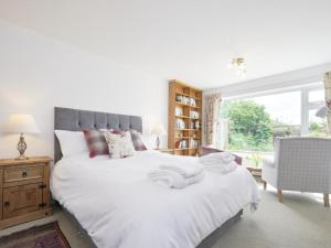 1 dormitorio con 1 cama con sábanas blancas y ventana en 3 Bed in Keswick SZ007, en Keswick