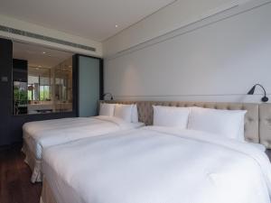 Rúm í herbergi á Hotel Mvsa+Michelin 2 Starred Molino de Urdàniz