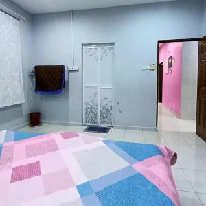 Camera con letto e doccia in vetro di Ebnur Homestay ad Arau