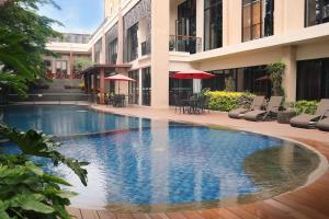 una piscina en medio de un edificio en Emersia Hotel & Resort Batusangkar en Batusangkar