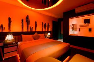 una camera da letto con letto illuminato da luci arancioni di Chiic House 4 - Khách sạn tình yêu a Quy Nhon