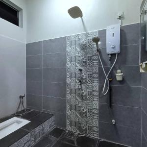 bagno con doccia e lavandino di Ebnur Homestay ad Arau