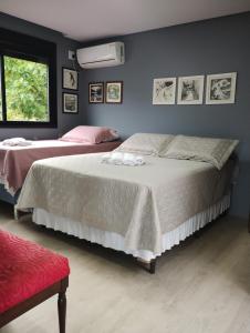 Giường trong phòng chung tại Suíte Paris, Gamboa, Brasil