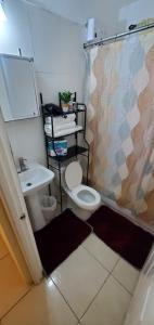 łazienka z toaletą i umywalką w obiekcie Finest Accommodation Seville Meadows 2 bedroom w mieście Spanish Town