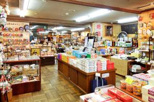 una tienda llena de muchos productos en una tienda en Guest houseTakagi - Vacation STAY 60566v, en Matsumoto