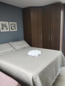 Giường trong phòng chung tại Suíte Paris, Gamboa, Brasil