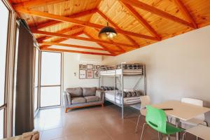 ein Wohnzimmer mit einem Hochbett, einem Tisch und Stühlen in der Unterkunft Eaglehawk Park Canberra in Canberra