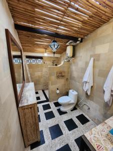 ヌサドゥアにあるPeaceful Tranquil Villa in Nusa Duaのバスルーム(トイレ、洗面台付)