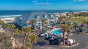 Výhled na bazén z ubytování Ocean Sands Beach Boutique Inn-1 Acre Private Beach-St Augustine Historic-2 Miles-Shuttle with Downtown Tour-HEATED Salt Water Pool until 4AM-Popcorn-Cookies-New 4k USD Black Beds-35 Item Breakfast-Eggs-Bacon-Starbucks-Free Guest Laundry-Ph#904-799-SAND nebo okolí