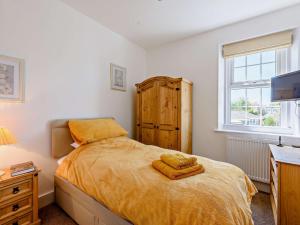 ein Schlafzimmer mit einem Bett mit Handtüchern darauf in der Unterkunft 3 Bed in Aldwick 83115 in Bognor Regis