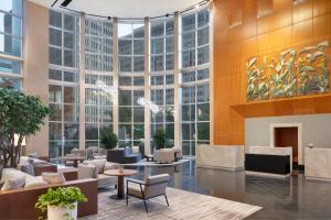 una hall con sedie, tavoli e ampie finestre di The Westin Buckhead Atlanta ad Atlanta