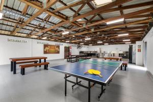 una sala de ping pong con mesa de ping pong en Kipara Tropical Rainforest Retreat en Airlie Beach