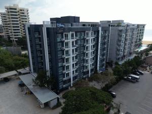 eine Luftansicht eines großen Apartmentgebäudes in der Unterkunft D@Sea Hotel in Jomtien Beach