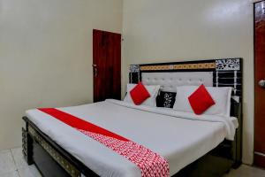 Un pat sau paturi într-o cameră la OYO HOTEL MANNAT