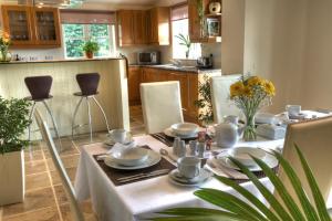 uma cozinha com uma mesa com pratos e pratos em Sunset House Bed and Breakfast em East Harling