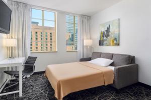 sypialnia z łóżkiem, kanapą i biurkiem w obiekcie Residence Inn by Marriott Philadelphia Center City w Filadelfii