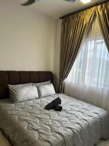 ein Schlafzimmer mit einem großen Bett und einem großen Fenster in der Unterkunft The Foureigns Seasons Garden in Kuala Lumpur