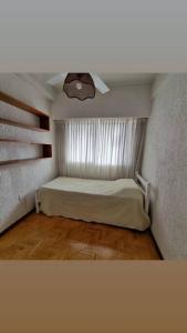 Dormitorio pequeño con cama y ventana en Céntrico , Ideal para familias y amigos ! en Rosario