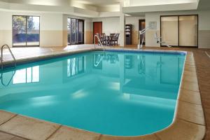 a pool with blue water in a hotel room at Courtyard Kansas City Overland Park / Convention Center in Overland Park