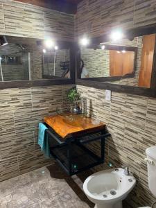 ein Bad mit einem Waschbecken und einem WC in der Unterkunft PIEDRAS PRECIOSAS in Villa Gesell