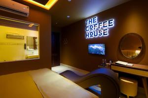 una camera d'albergo con un letto e un cartello che legge la caffetteria di Chiic House 4 - Khách sạn tình yêu a Quy Nhon Altre 19 foto