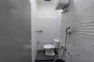 bagno bianco con servizi igienici e doccia di Residence Syariah a Binjai