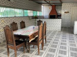 einen Tisch und Stühle in einer Küche mit Fliesenboden in der Unterkunft Casa Edgar in Manaus
