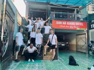 eine Gruppe von Personen, die auf der Treppe eines Gebäudes stehen in der Unterkunft Sun Hà Giang Hotel in Ha Giang