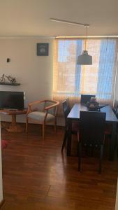 sala de estar con mesa de comedor y sillas en ACOGEDOR DEPARTAMENTO VIÑA PLAZA 6, en Viña del Mar