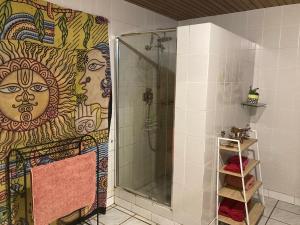 La salle de bains est pourvue d'une douche murale. dans l'établissement Boho Farm Villa, à Tarzali