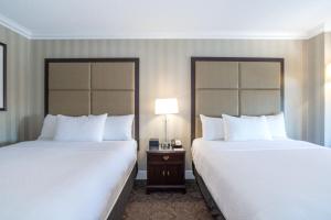 Postel nebo postele na pokoji v ubytování Sandman Signature Edmonton Downtown Hotel