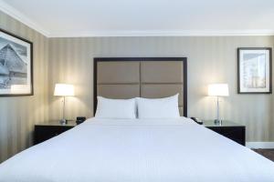 Postel nebo postele na pokoji v ubytování Sandman Signature Edmonton Downtown Hotel