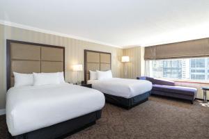 Postel nebo postele na pokoji v ubytování Sandman Signature Edmonton Downtown Hotel