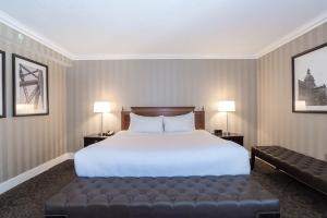 Postel nebo postele na pokoji v ubytování Sandman Signature Edmonton Downtown Hotel