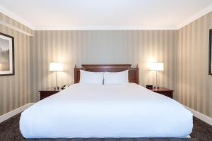 Postel nebo postele na pokoji v ubytování Sandman Signature Edmonton Downtown Hotel
