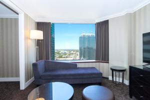 TV a/nebo společenská místnost v ubytování Sandman Signature Edmonton Downtown Hotel