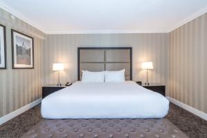 Postel nebo postele na pokoji v ubytování Sandman Signature Edmonton Downtown Hotel